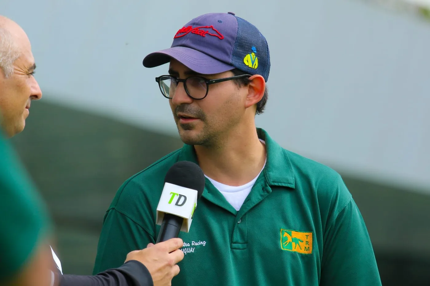 Julio Olascoaga speaking at the racecourse